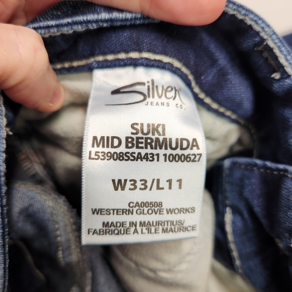⭐Silver Jeans Co. Suki Mid Rise Bermuda Shorts – W33 – Dark Wash Curvy Fit Denim - Picture 8 of 8